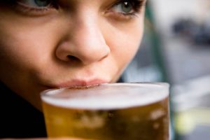 15 Coisas que tens de saber antes de namorares com uma mulher que bebe cerveja!