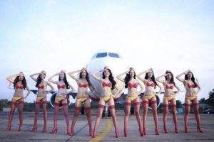 Vestir hospedeiras de bordo em biquíni tornou-se um negócio de sucesso!