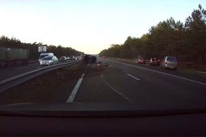 Tesla Model S detecta acidente na estada momentos antes de este acontecer…