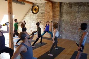 “BeerYoga” a nova actividade física que está a conquistar a Europa! “BeerYoga” a nova actividade física que está a conquistar a Europa!