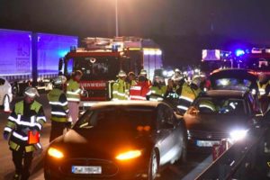 Dono de Tesla destrói carro ao salvar condutor inconsciente!