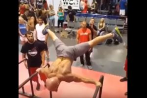 É impressionante a força bruta que este ex-prisioneiro tem! É impressionante a força bruta que este ex-prisioneiro tem!