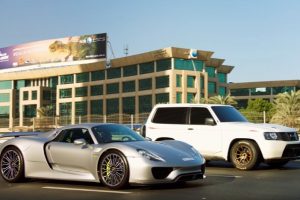 Porsche 918 vs Nissan Patrol uma disputa improvável. É inacreditável a forma como acaba…