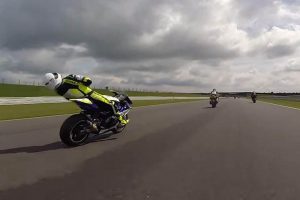 Piloto desmaia durante prova mas continua andar durante vários metros… Piloto desmaia durante prova mas continua andar durante vários metros…