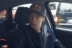 O jovem piloto prodígio de ralis realizou finalmente o exame de condução. O jovem piloto prodígio de ralis realizou finalmente o exame de condução.