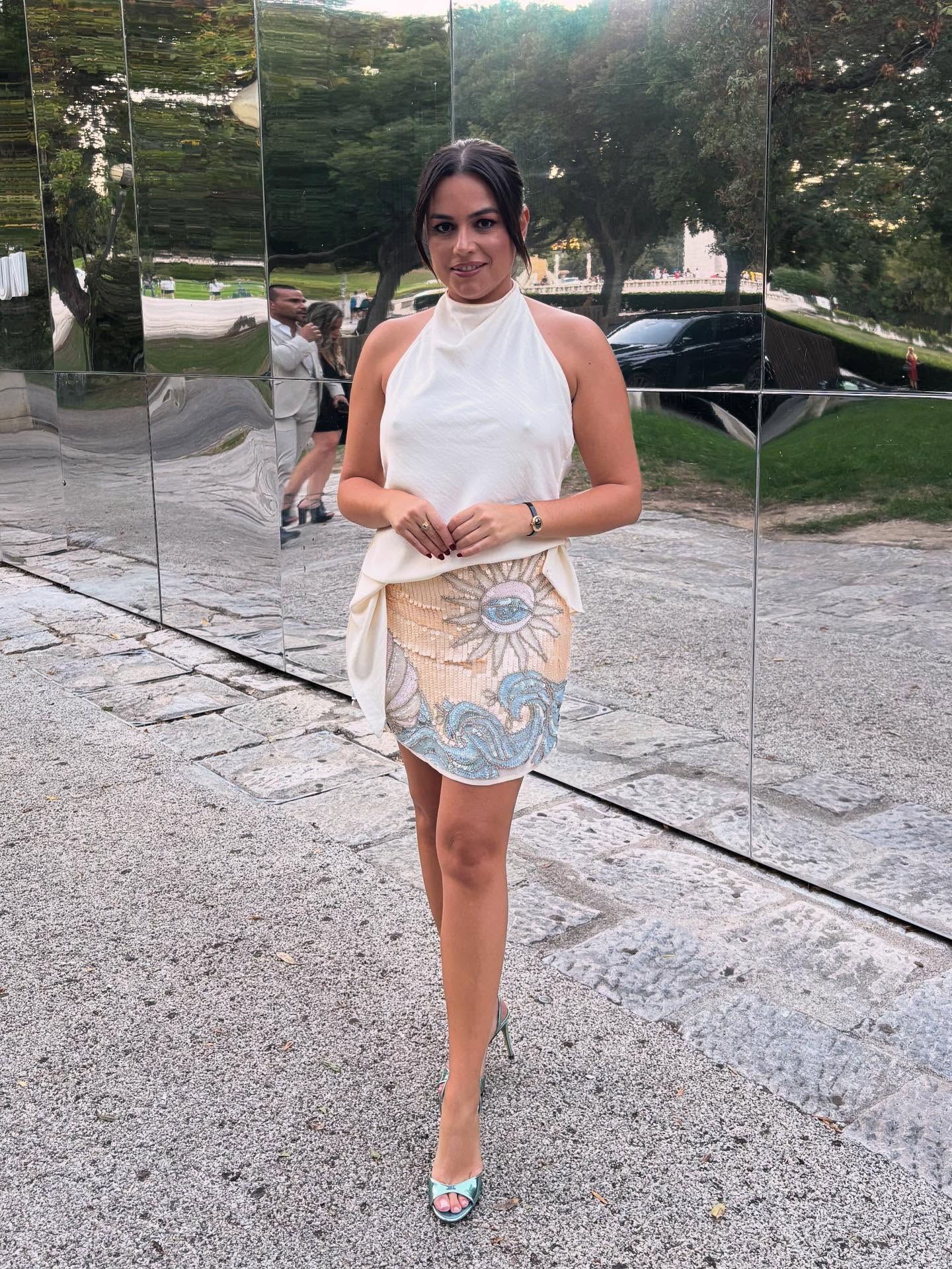 Ana Guimar com um vestido muito eleegante